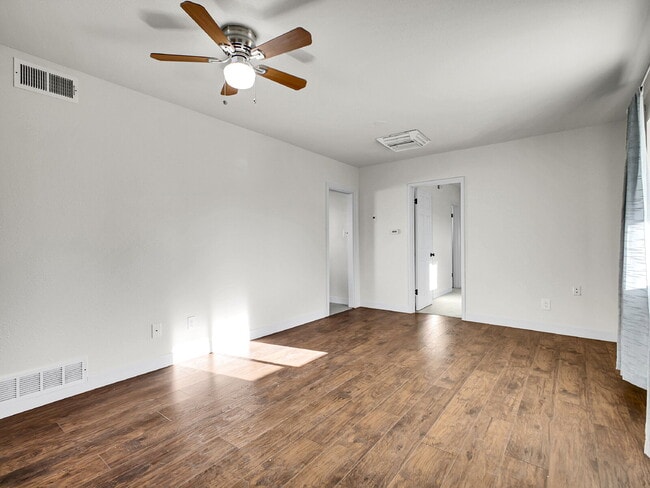 Building Photo - $2,340.95 - $300 OFF - First 2 Months'Rent - 3 Bedrooms, 1.5 Bathrooms, Single Family Home in Aur...