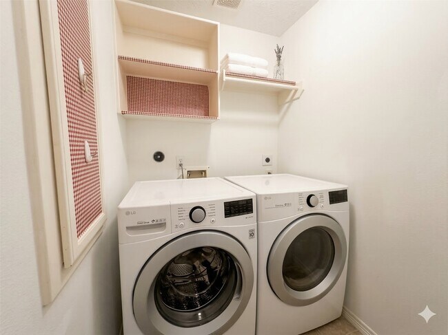 Building Photo - 3410 Skyline Village Dr