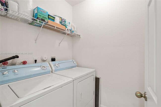 Building Photo - 1010 NW 102 Ct