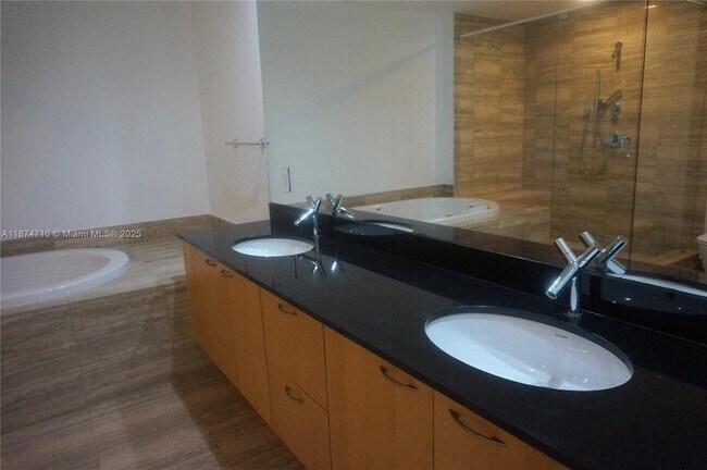 Building Photo - 15811 Collins Ave