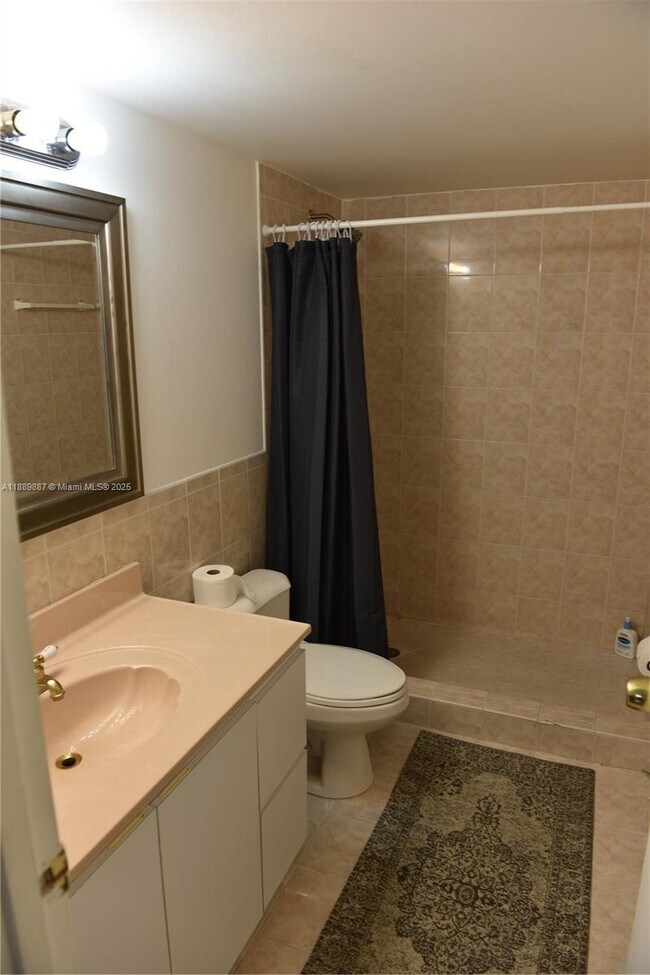 Building Photo - 325 W Laurel Dr