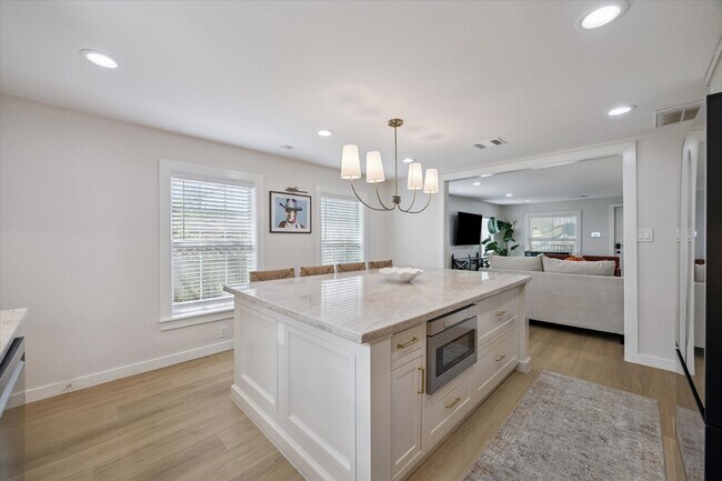 Building Photo - 1410 E 32nd 1/2 St