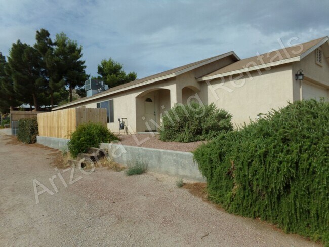 Building Photo - IMMACULATE 3 BEDROOM HOME