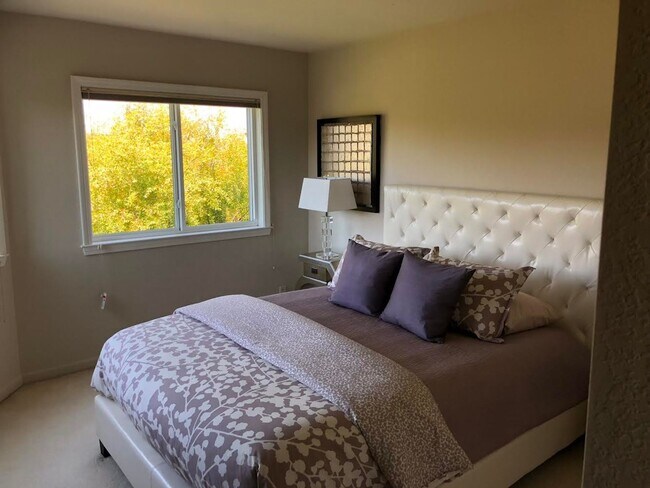 Building Photo - EPIC REA -End-unit AND TOP TWO floors (pen...