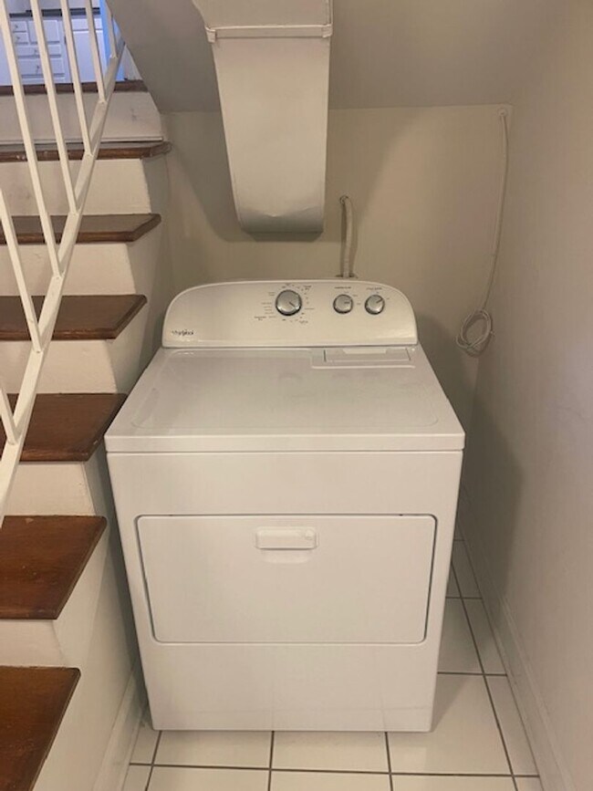 Building Photo - Split level 4 bedroom in Madison Park