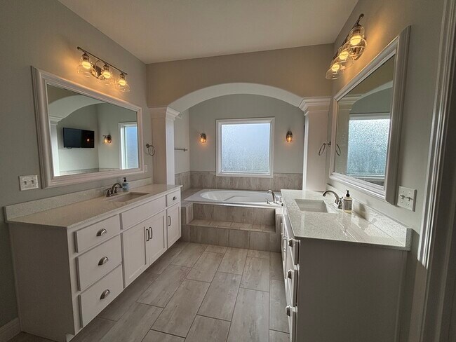 Building Photo - Modern Olathe Beauty with Covered Lanai, Loft & Main-Level Primary Suite