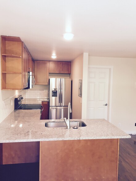 Building Photo - 7010 California Ave SW