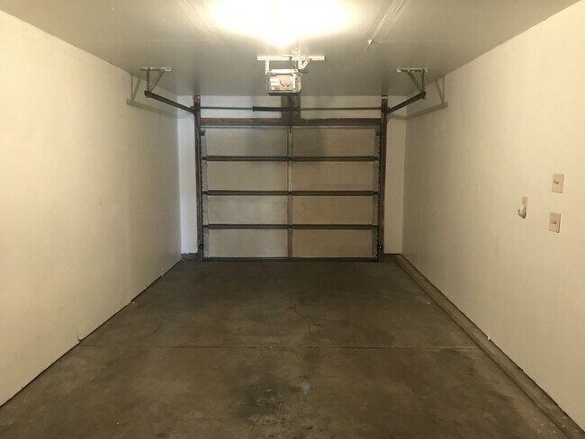 Building Photo - 2 Bed/1.5 Bath Townhome For Rent!