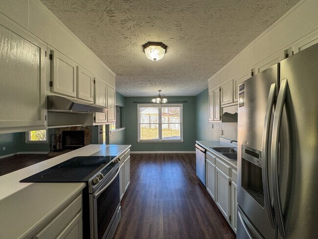 Building Photo - Charming 3 Bed 2 Bath Home with Fenced Backyard