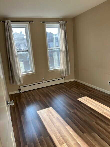 Building Photo - 1553 W 9th St