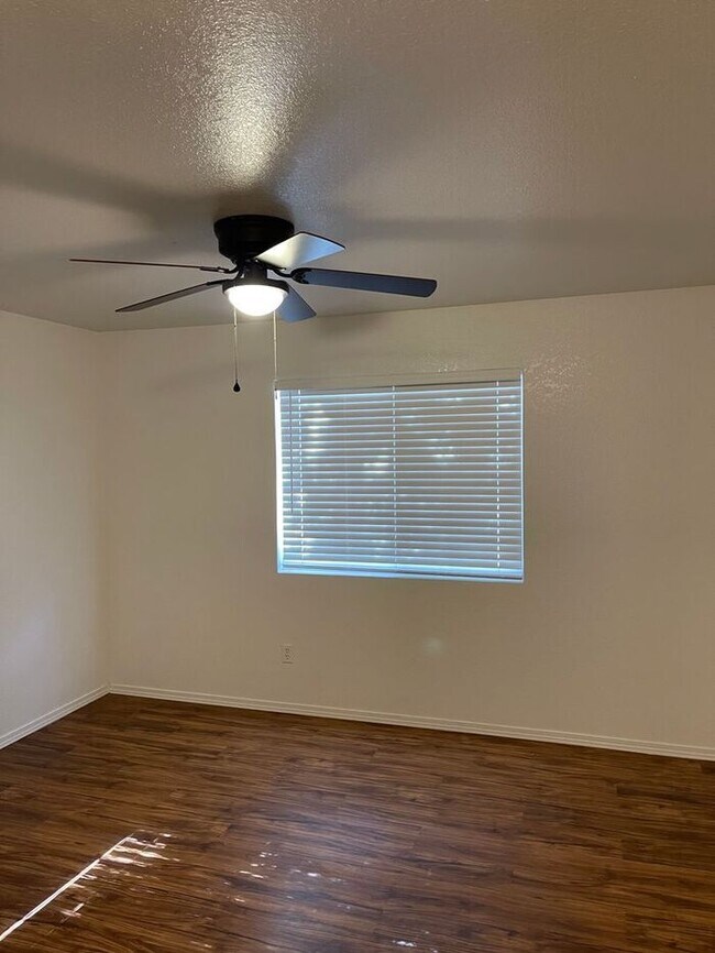 Building Photo - Turlock 2 Bedroom 2 Bath with Garage Triplex