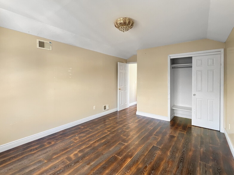 Building Photo - 251 Kiswick St