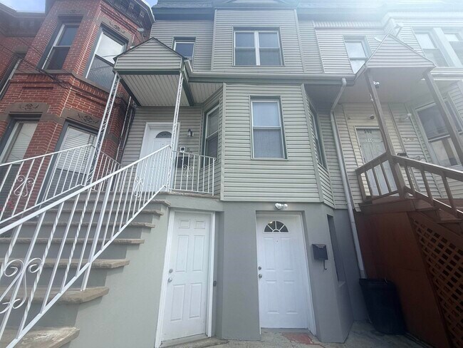 Building Photo - 592 Bramhall Ave