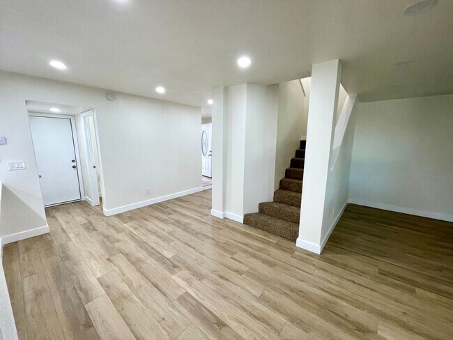 Building Photo - Gorgeous 2-Story Home with Golf Course Views and Modern Amenities!