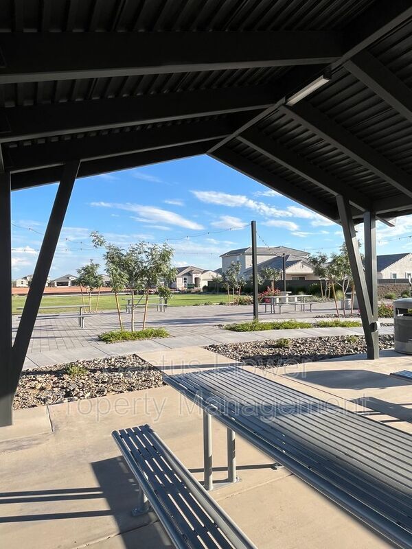 Building Photo - 2037 W Shelly Ave