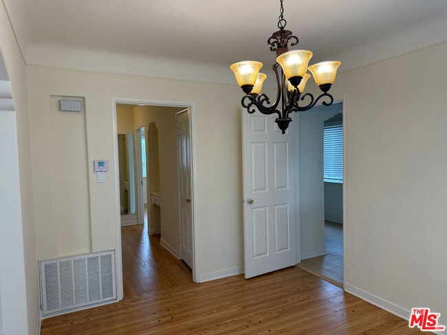 Building Photo - 617 W Glenoaks Blvd