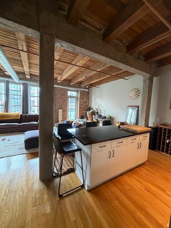 Building Photo - 333 S Desplaines St