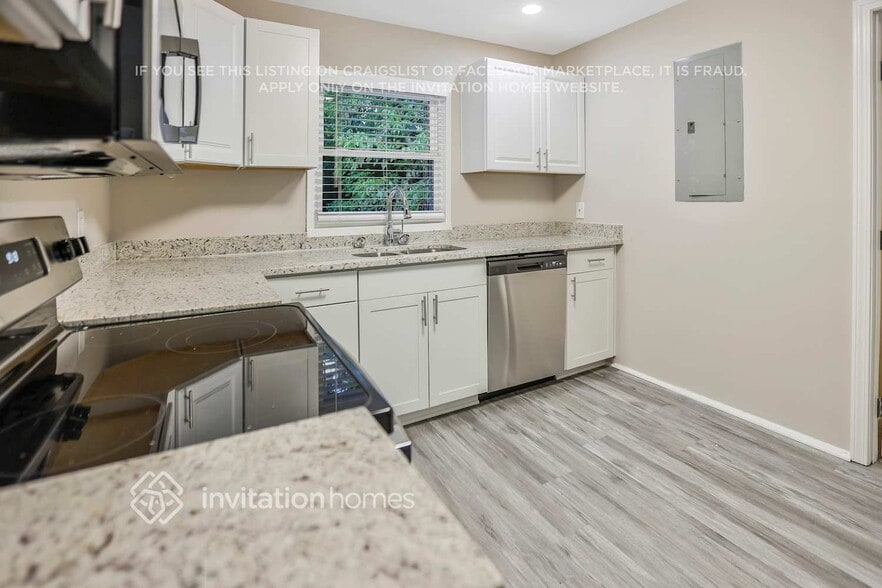Building Photo - 3473 Pinehill Dr