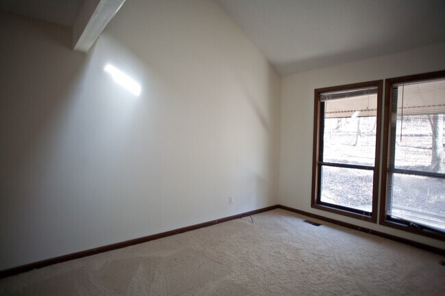 Building Photo - Spacious duplex just minutes from downtown