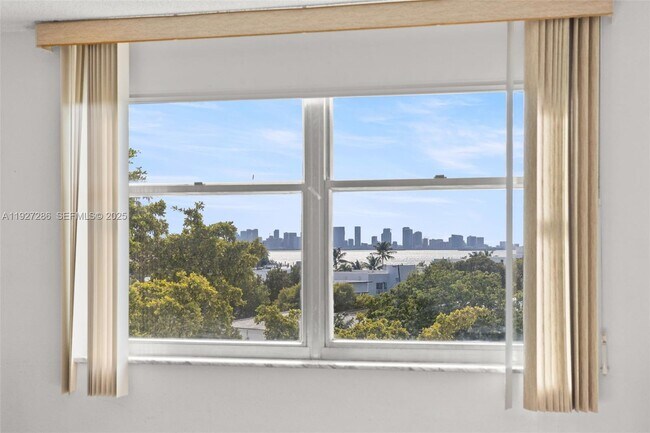 Building Photo - 6900 Bay Dr