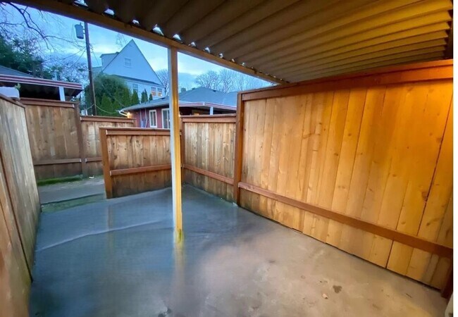Building Photo - Charming and attractive 2 bed/1 bath in Irvington Neighborhood!