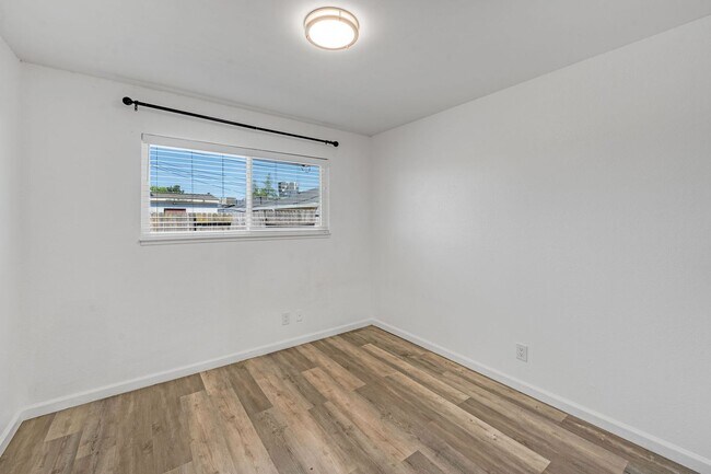 Building Photo - Updated Orangevale Duplex with Private Yard and Garage!