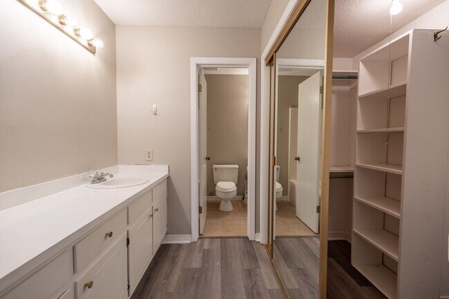 Building Photo - Welcome to this charming 3-bedroom, 2-bath...