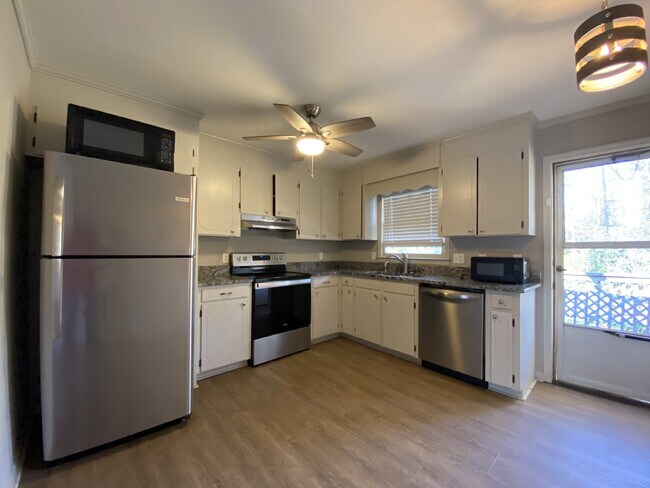 Building Photo - 2 Bedroom | 1 Bathroom | Walk to Downtown Simpsonville | Available Now