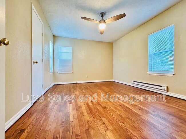 Building Photo - 421 E Showalter Dr