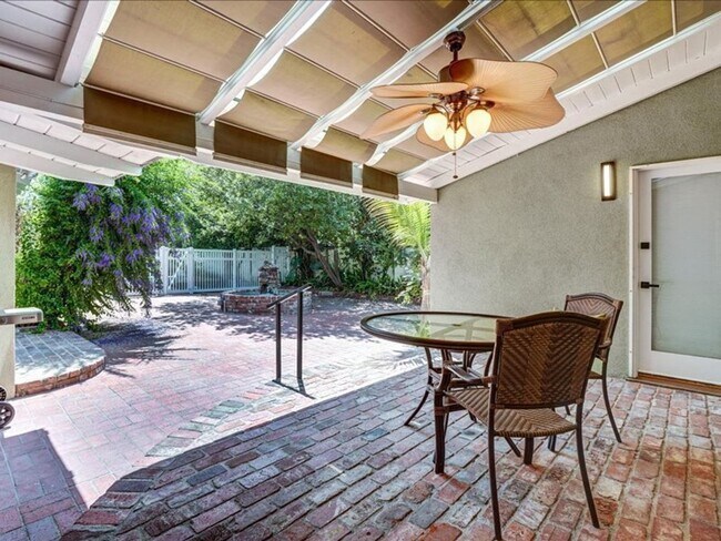 Building Photo - Welcome to this charming 3-bedroom, 2-bath...