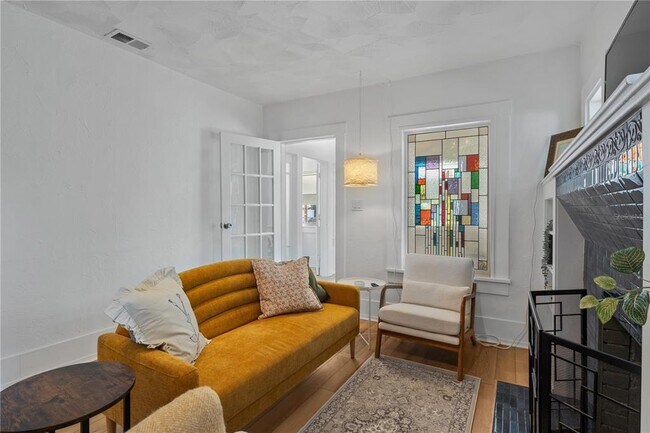 Building Photo - 918 16th St W