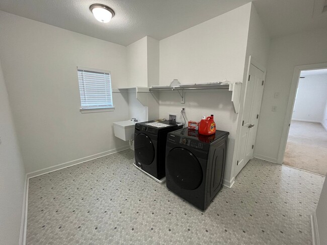 Building Photo - 4 Bedroom, 3.5 Bath Condo in Coveted Spenc...