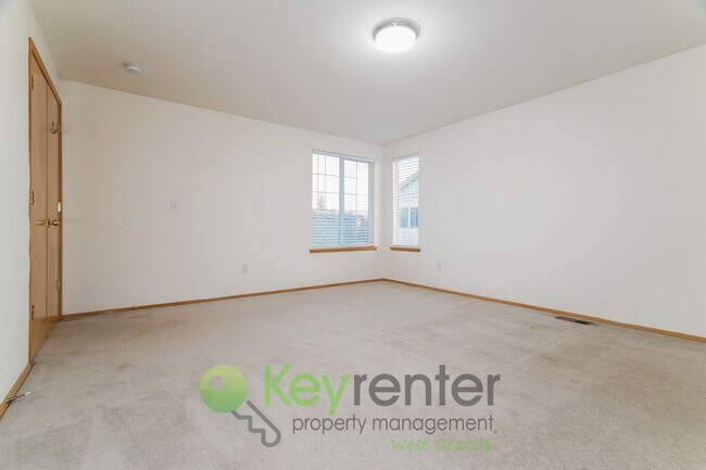 Building Photo - Kent Luxury Home with Double Primary Suite...