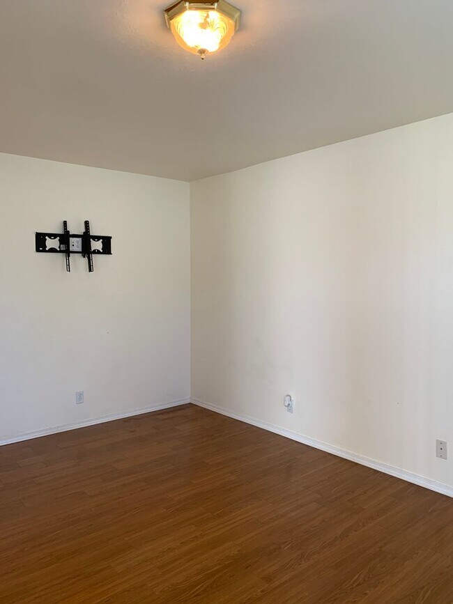 Building Photo - Charming Single-Level Rancher – 2 Bed, 2 Bath