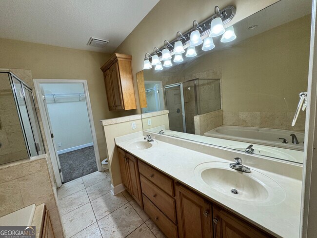 Building Photo - 217 Austin Ryan Dr