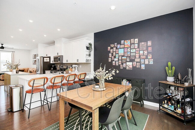 Building Photo - 256 Parkwood Ave