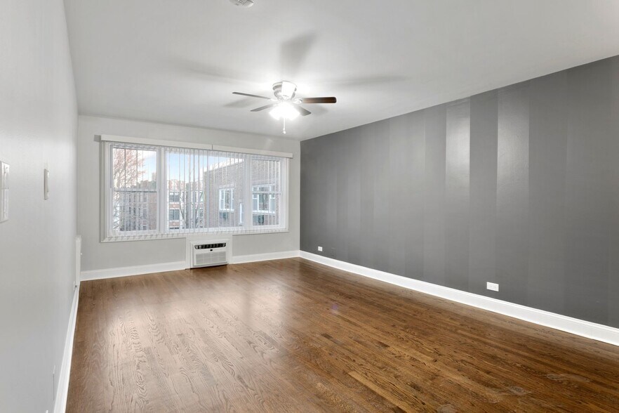 Building Photo - 7639 N Eastlake Ter