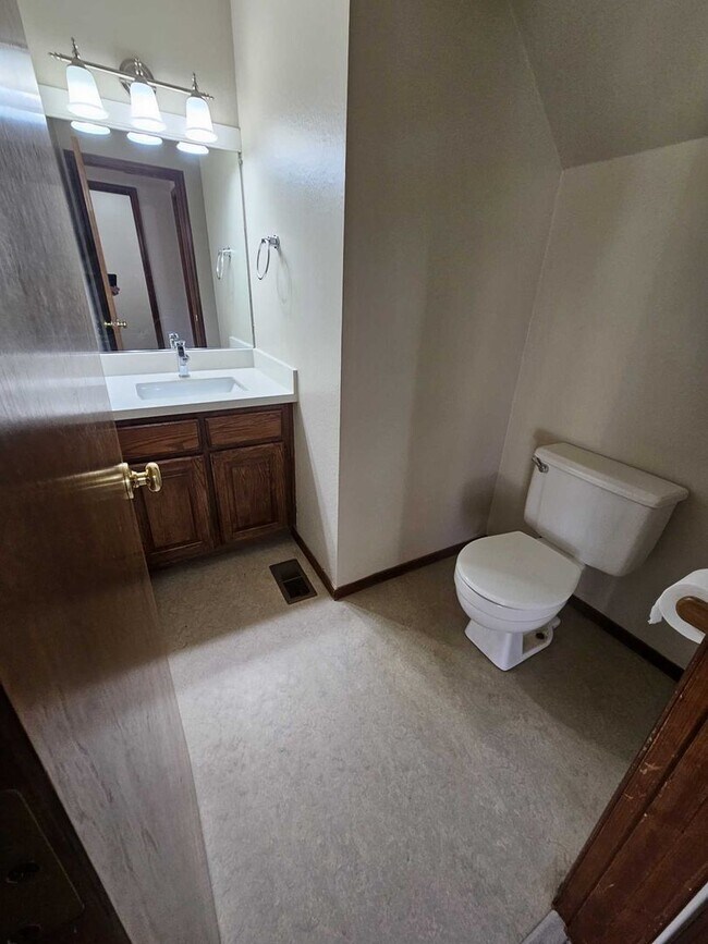 Building Photo - Spacious 2467 sq ft 4 Bedroom 2.5 Bath hom...