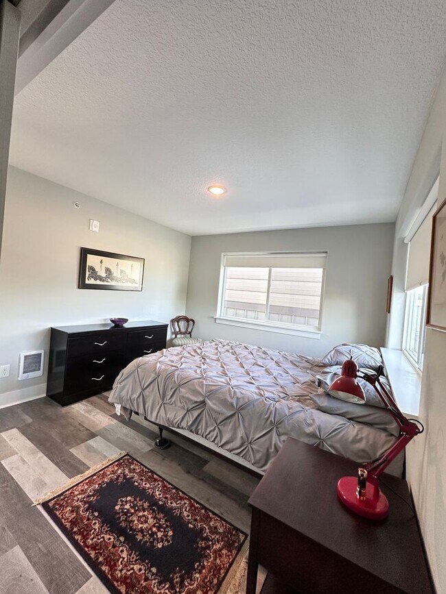 Building Photo - ***MOVE-IN SPECIAL***  Fully Furnished 2 B...