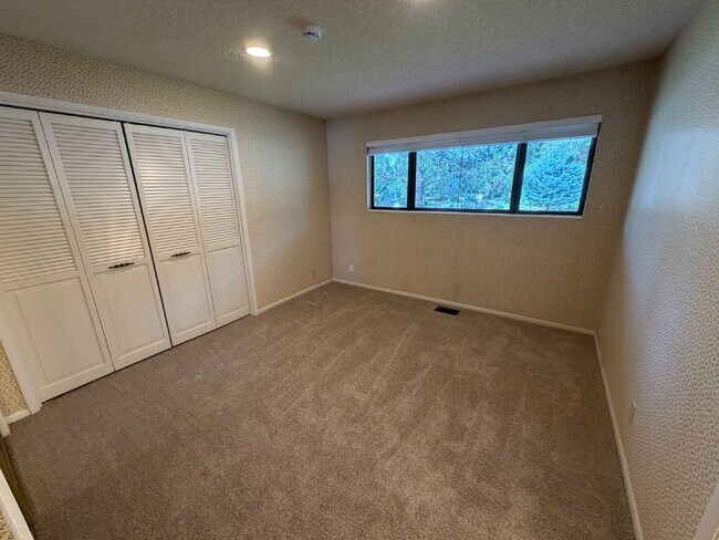 Building Photo - Lakeridge Shores Home!