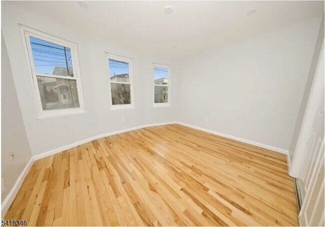 Building Photo - 437 Elm St