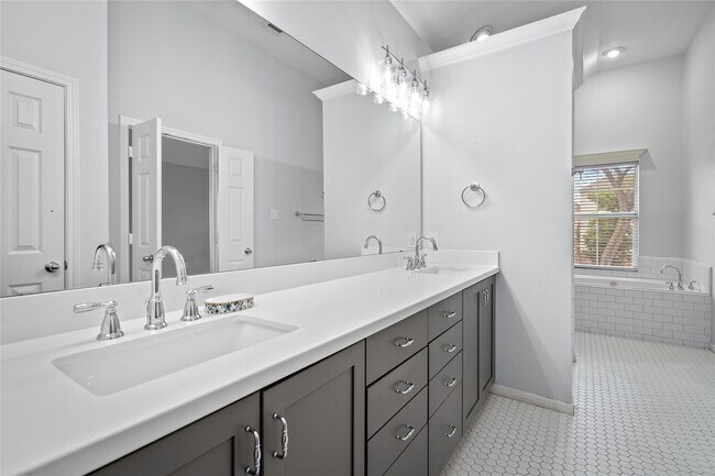 Building Photo - 612 Detering St
