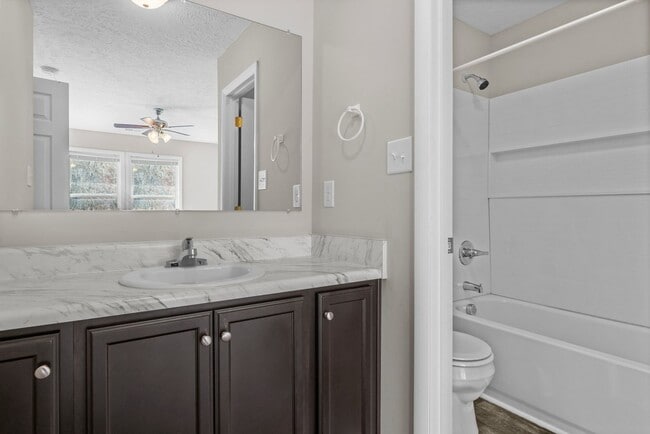 Building Photo - Freshly Remodeled 3rd Floor Apartment