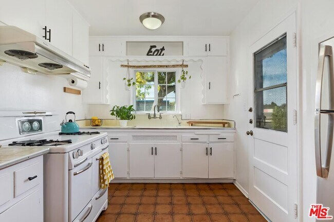 Building Photo - 7236 Encino Ave