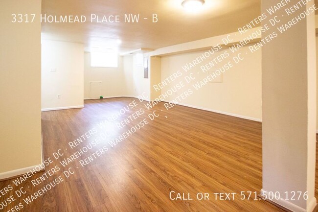 Building Photo - Spacious 5Bd/2.5Bth towhome in the heart o...