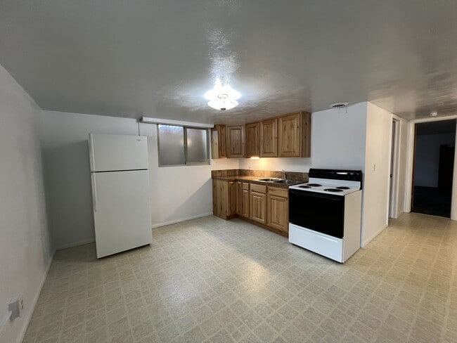 Building Photo - 2405 Sunset Dr