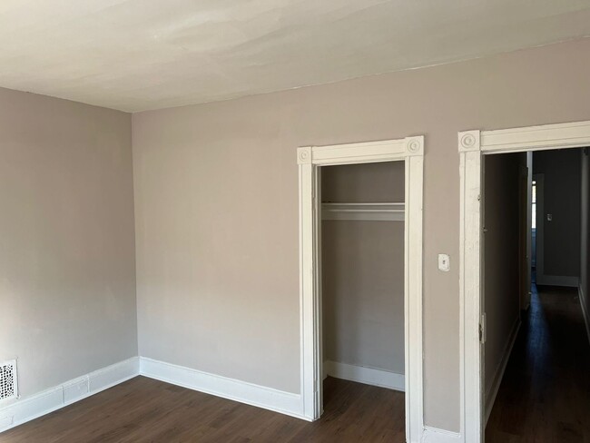 Building Photo - 3 Bed 1 Bath Renovated Townhouse