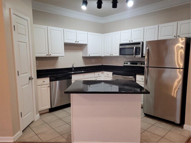 Building Photo - 1850 Cotillion Dr