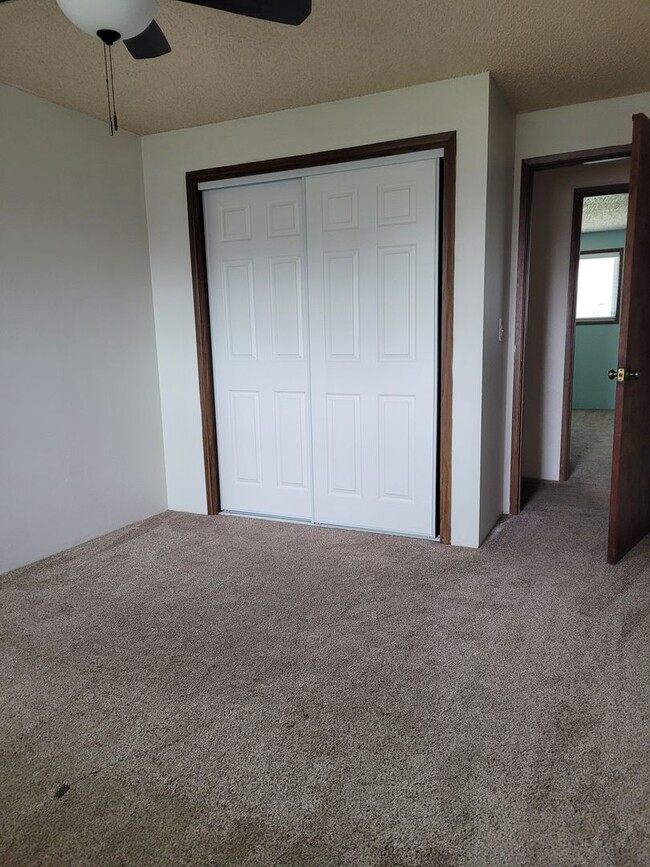 Building Photo - 3 bedrooms 2 bath