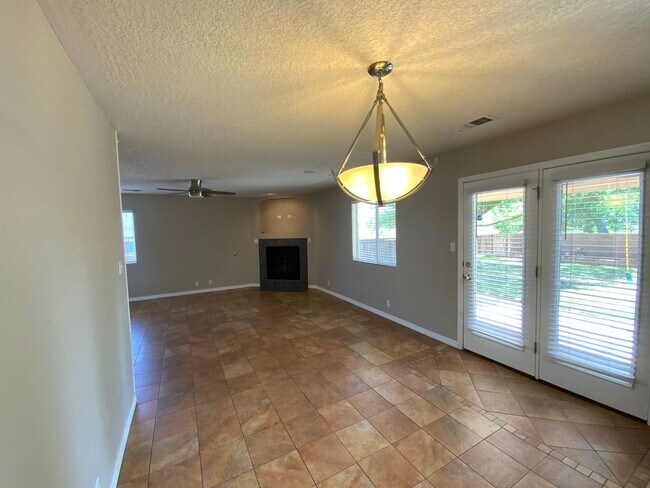 Building Photo - 4 Bedroom Home Available Near Golf Course ...